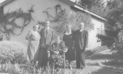1954 Ericl Ludwig con su esposa y madre de 100 años. Atrás escuela remodelada