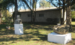 Exterior del Museo. Busto de Jorge Kappuhn y Conana de Paul Heintze