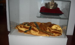 Interior del Museo. Atributos utilizados por la reina en la popular Fiesta de la Cerveza