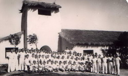 Marineros posan luego de la construcción