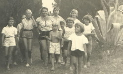 Niños de Los Mirasoles, Inge con sus alumnos