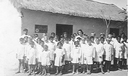 Primera maestra Aurora Almeida con sus alumnos