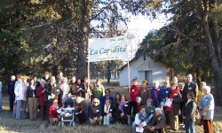 Vecinos en la entrada principal del predio de La Capillita. Año 2008